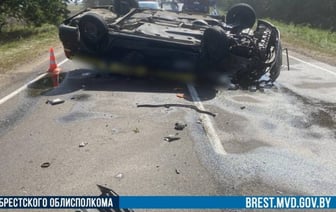 Такси врезалось в прицеп трактора и перевернулось - подробности ДТП в Кобринском районе