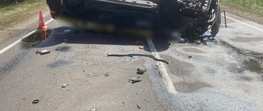 Такси врезалось в прицеп трактора и перевернулось - подробности ДТП в Кобринском районе