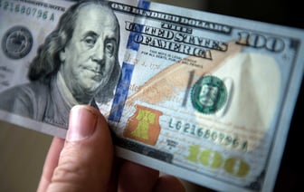 Банки Беларуси будут принимать потертые и порванные купюры — какие деньги можно сдать, а какие кассир не возьмет