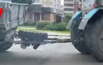 Трактор ехал с прицепом без колеса прямо по городу