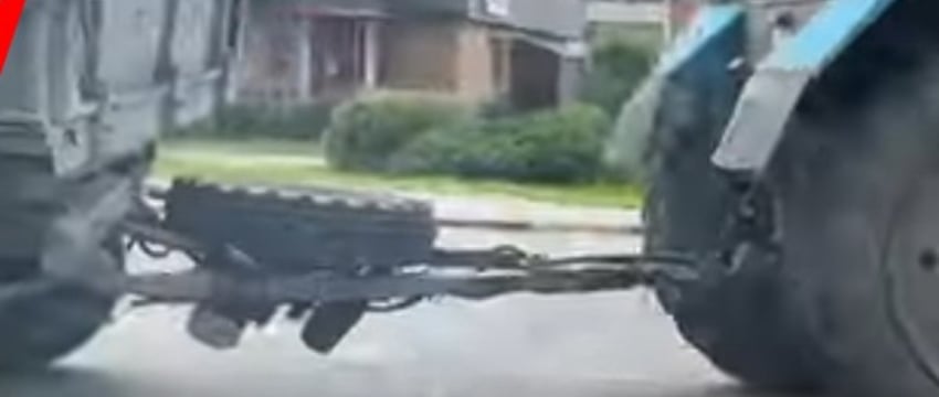Трактор ехал с прицепом без колеса прямо по городу