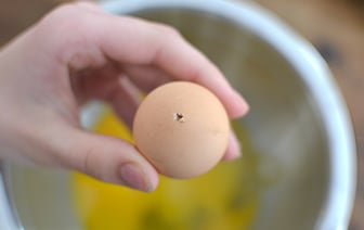 Как легко очистить вареные яйца от скорлупы? Понадобиться только иголка — Полезно
