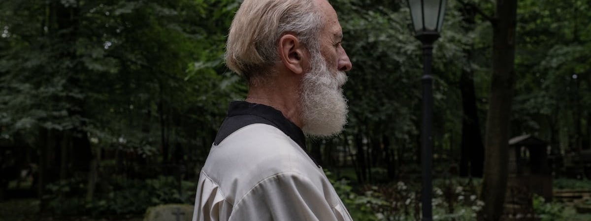 Священник из Рогачева, которого арестовали после возвращения из Италии за «экстремистские» подписки, уехал из Беларуси