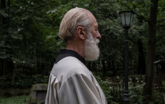 Священник из Рогачева, которого арестовали после возвращения из Италии за «экстремистские» подписки, уехал из Беларуси