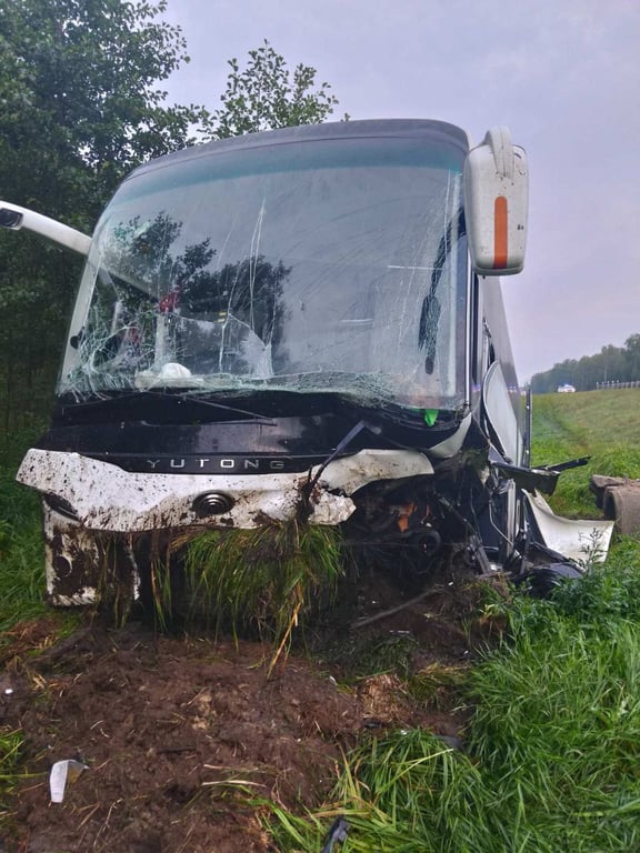 Автобус Вильнюс – Могилев оказался в кювете