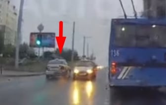 Таксист год не сможет сесть за руль: все из-за опасного обгона