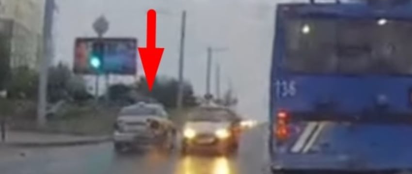 Таксист год не сможет сесть за руль: все из-за опасного обгона