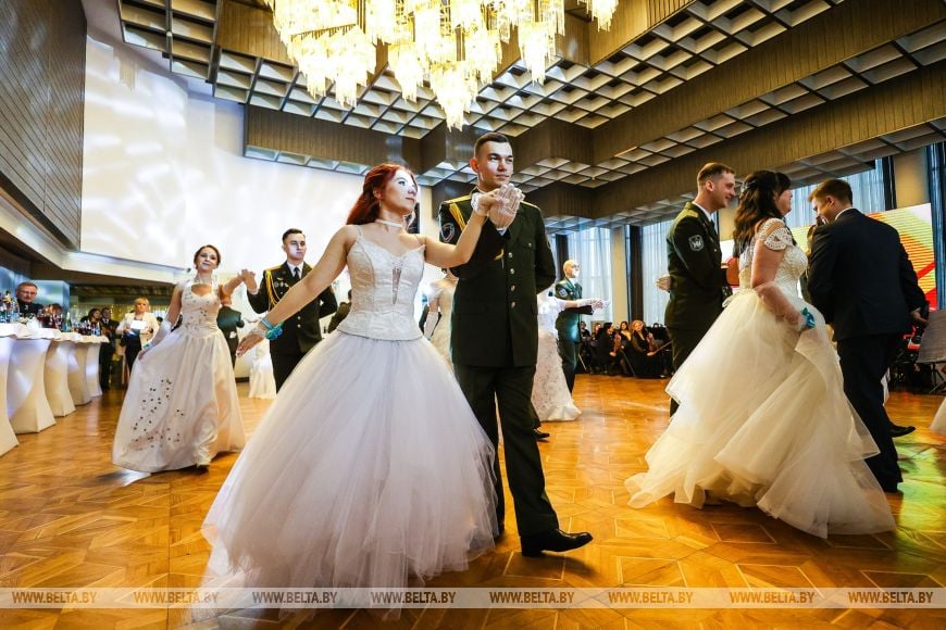 Военнослужащие и медики станцевали на офицерском балу в Бресте