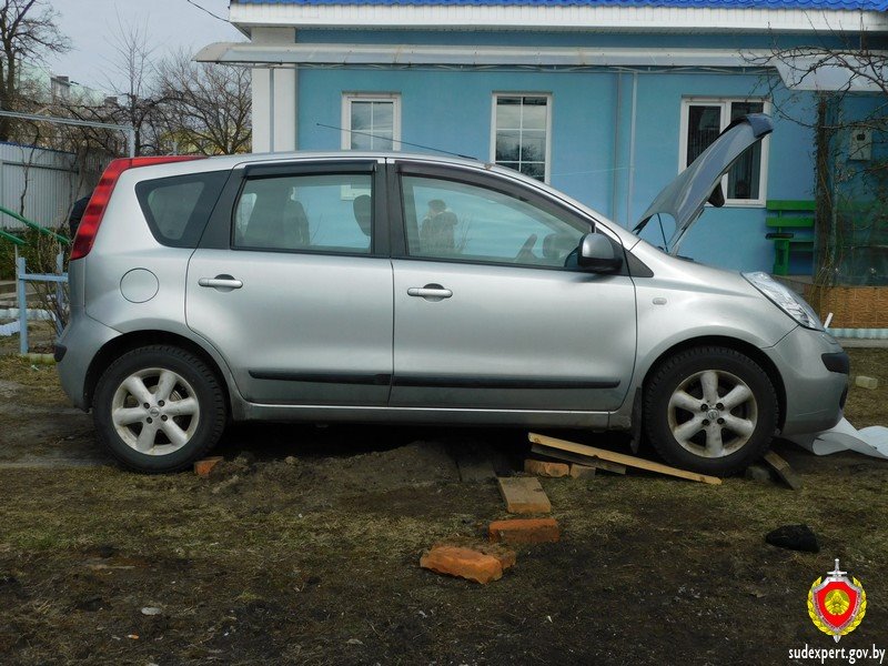 Автомобиль насмерть придавил мужчину во дворе дома. Не выдержали самодельные подпоры для ремонта