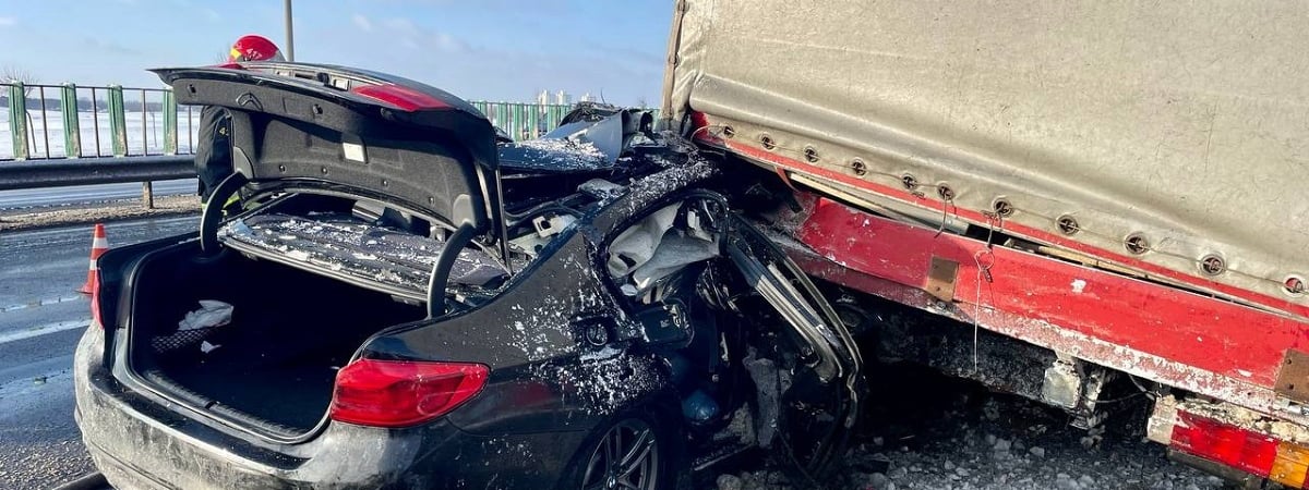 На въезде в Минск легковушка влетела в стоящую фуру – четыре человека в больнице — Видео