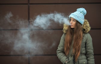 В Минздраве Беларуси объяснили, почему нельзя согреваться в горячей ванне и курить на морозе — Полезно