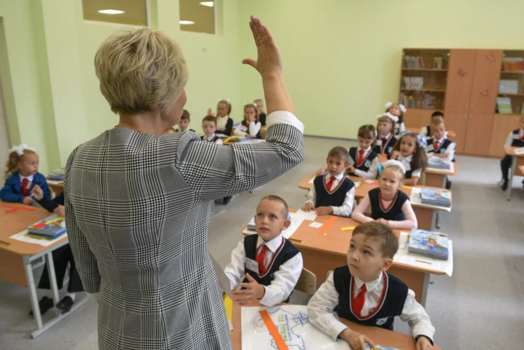 У педагогов в белорусских школах отнимут телефоны – так ли это?