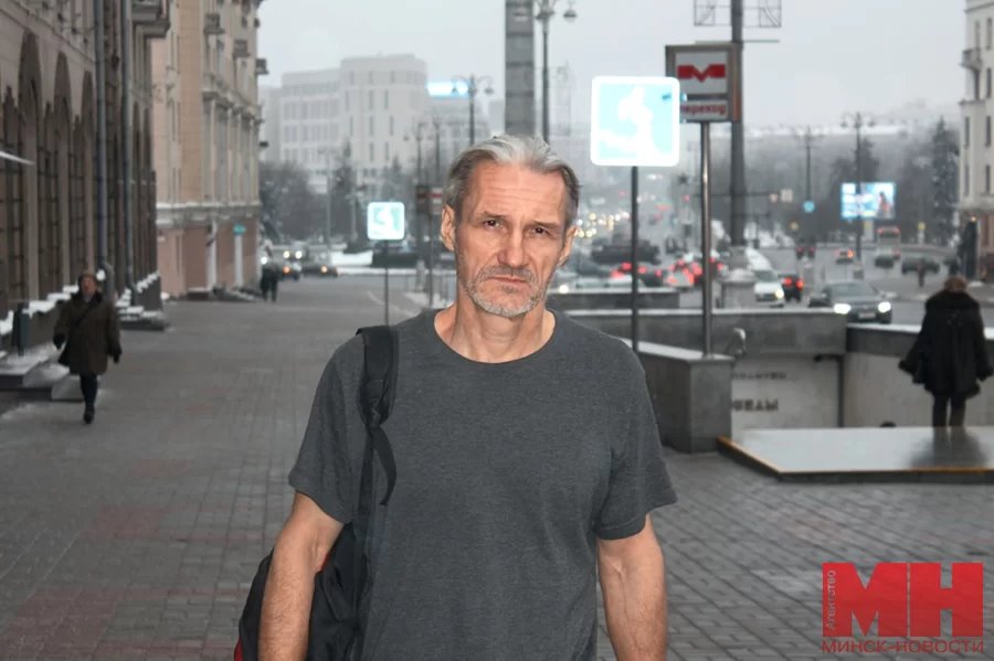 Почему белорус ходит по улице зимой в майке и шортах