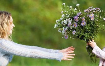 Лукашенко поздравил белорусок с Днем матери