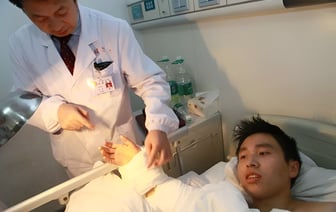 В Китае врачи пришили мужчине отрезанную руку к ноге — так и было задумано — Фото