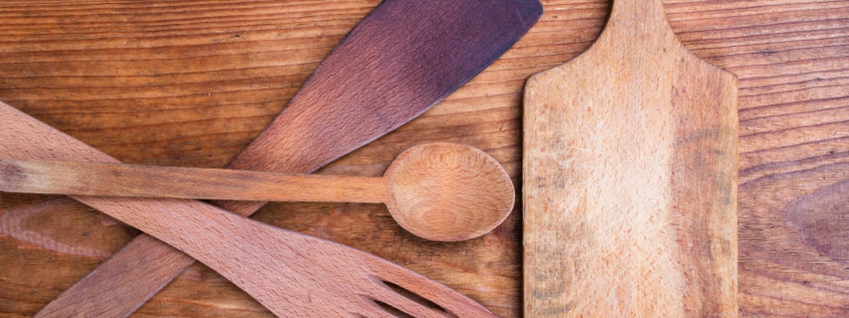 Эти хитрости продлят срок службы деревянных кухонных инструментов. Понадобится только домашние средства — Полезно