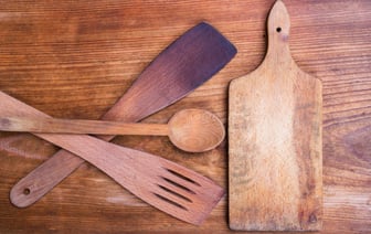 Эти хитрости продлят срок службы деревянных кухонных инструментов. Понадобится только домашние средства — Полезно