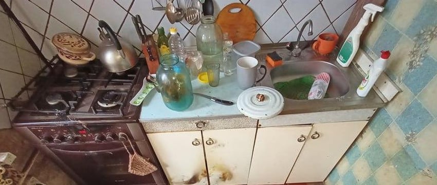 Женщина упала на газовую плиту и погибла в собственной кухне