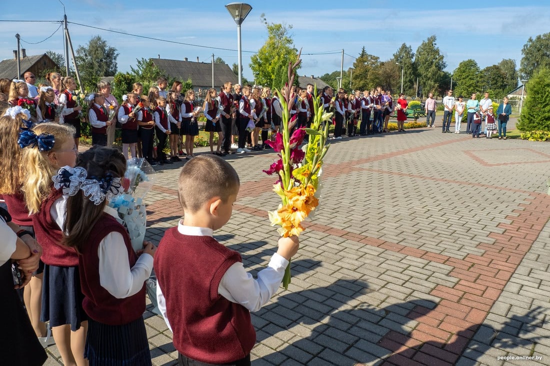 «Дома заняты все вазы, кувшины и банки». Как учителя относятся к такому количеству подаренных букетов?