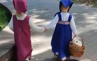 Как две девочки в костюмах из мультфильма покорили TikTok. Видео из Беларуси