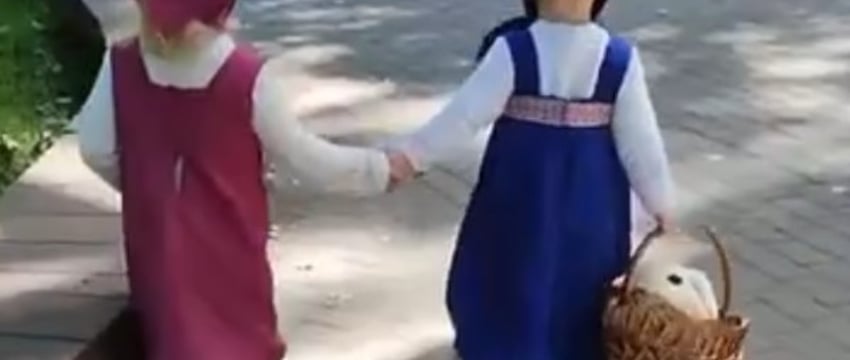 Как две девочки в костюмах из мультфильма покорили TikTok. Видео из Беларуси