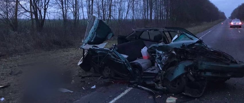 Водитель грузовика вышел на дорогу, в него въехала пьяная женщина на “Сеат”