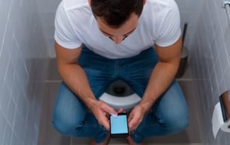 Чем грозит привычка сидеть в телефоне в туалете? Ответ врача