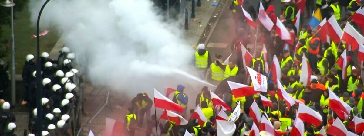 Польские фермеры устроили беспорядки в центре Варшавы. Что требуют? — Видео