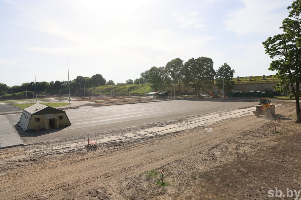 В Бресте премьер-министр Беларуси Роман Головченко ознакомился с производством газовых плит и строительством патриотического центра