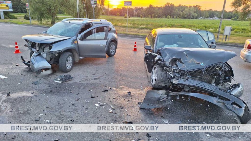 В Кобрине столкнулись Nissan и BMW. Кто виноват?