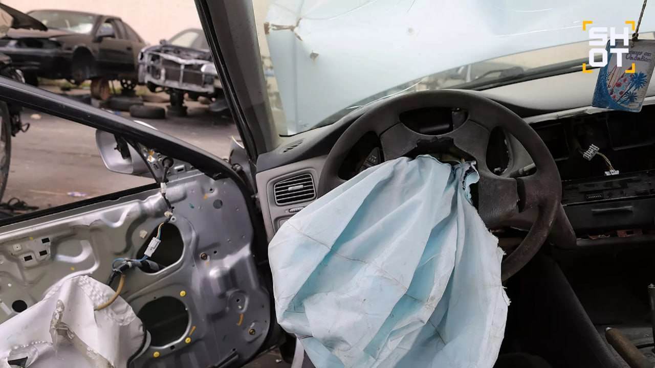 Российский АвтоВАЗ просят отказаться от смертельно опасных подушек безопасности, которые установлены в моделчх Granta, Vesta и Xray. При срабатывании устройство уже убило несколько десятков человек