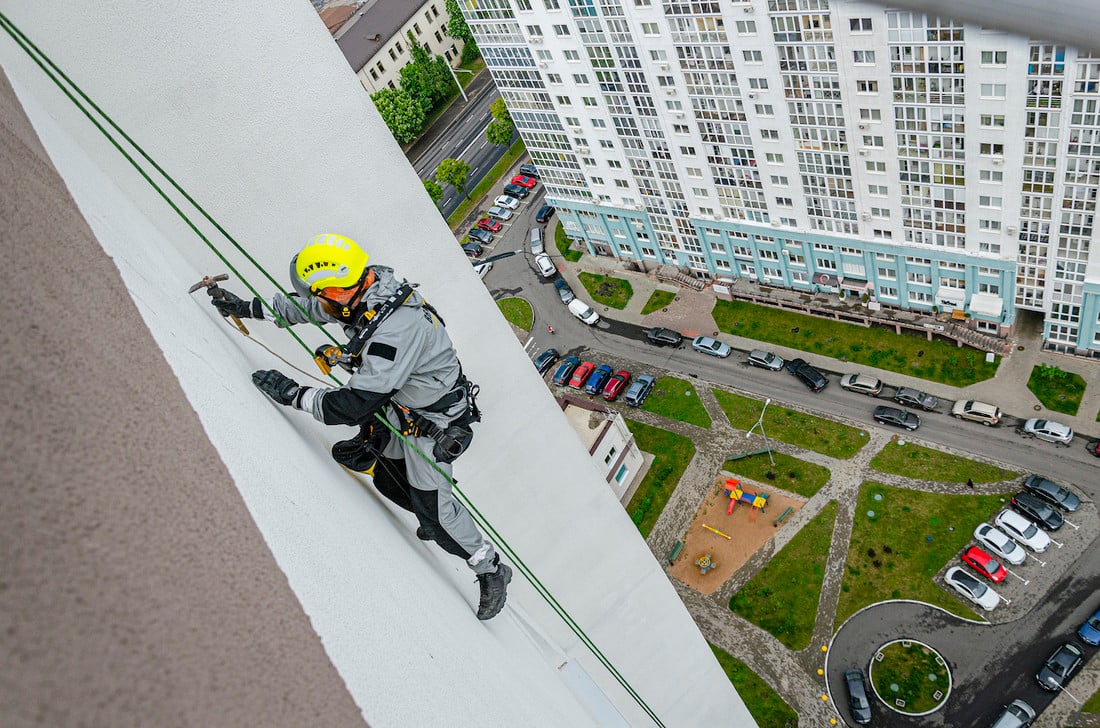 Взяли и прорубили новые окна в многоэтажке. А так можно было?