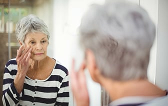 Учёные назвали 2 возраста, когда человек начинает стремительно стареть