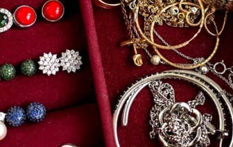 Золотые украшения и золотой слиток украли у жительницы Барановичей