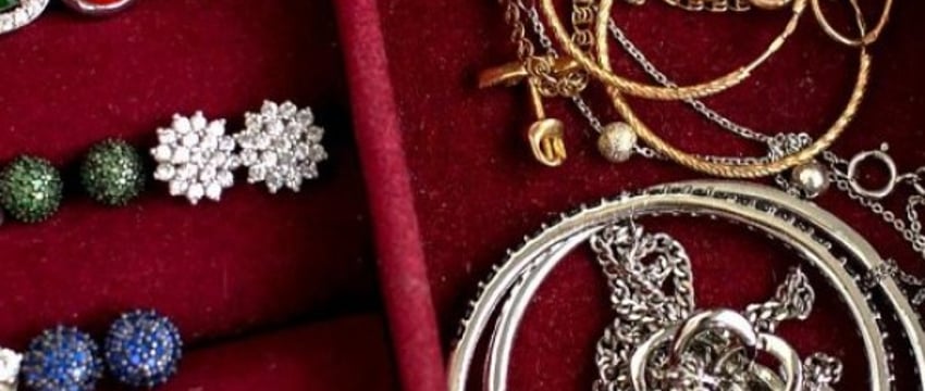 Золотые украшения и золотой слиток украли у жительницы Барановичей