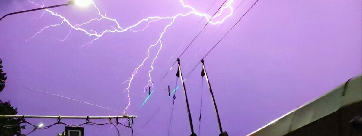 «Страшно красиво» — Белорусы поделились видео многочисленных молний в Минске — Видео