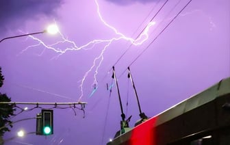 «Страшно красиво» — Белорусы поделились видео многочисленных молний в Минске — Видео