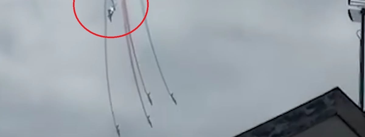 На видео попало, как два французских военных самолёта столкнулись в небе во время учений пилотажной группы — Видео