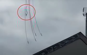 На видео попало, как два французских военных самолёта столкнулись в небе во время учений пилотажной группы — Видео