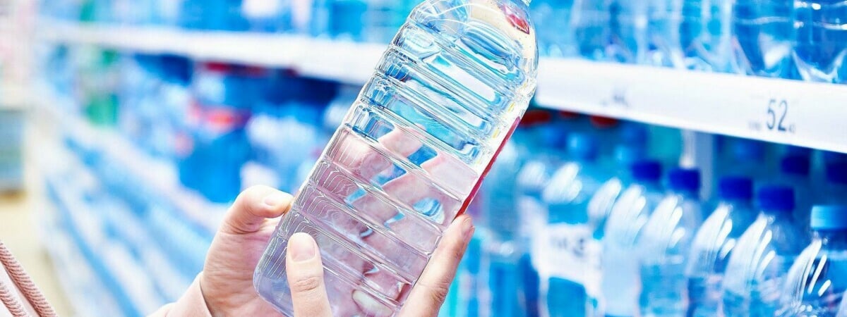 Почему на бутылках с водой есть срок годности? Узнали, портится ли она — Полезно