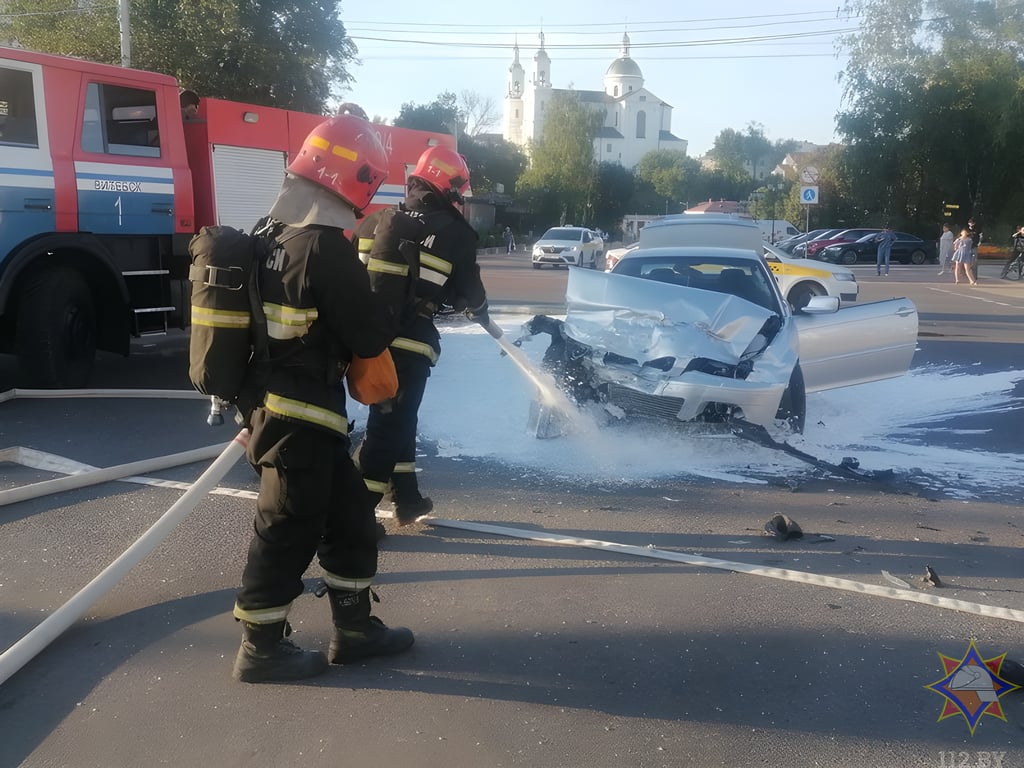 В центре Витебска «BMW» врезался в «Peugeot». Фото МЧС