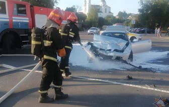 В центре Витебска «BMW» врезался в «Peugeot», одно авто вылетело на тротуар и едва не сбило велосипедиста