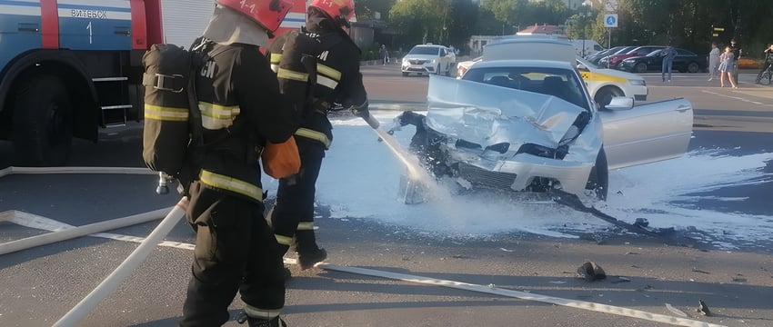 В центре Витебска «BMW» врезался в «Peugeot», одно авто вылетело на тротуар и едва не сбило велосипедиста