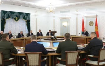 Лукашенко рассматривает Концепцию нацбезопасности и Военную доктрину