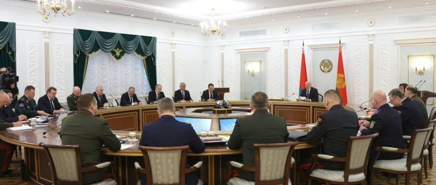 Лукашенко рассматривает Концепцию нацбезопасности и Военную доктрину