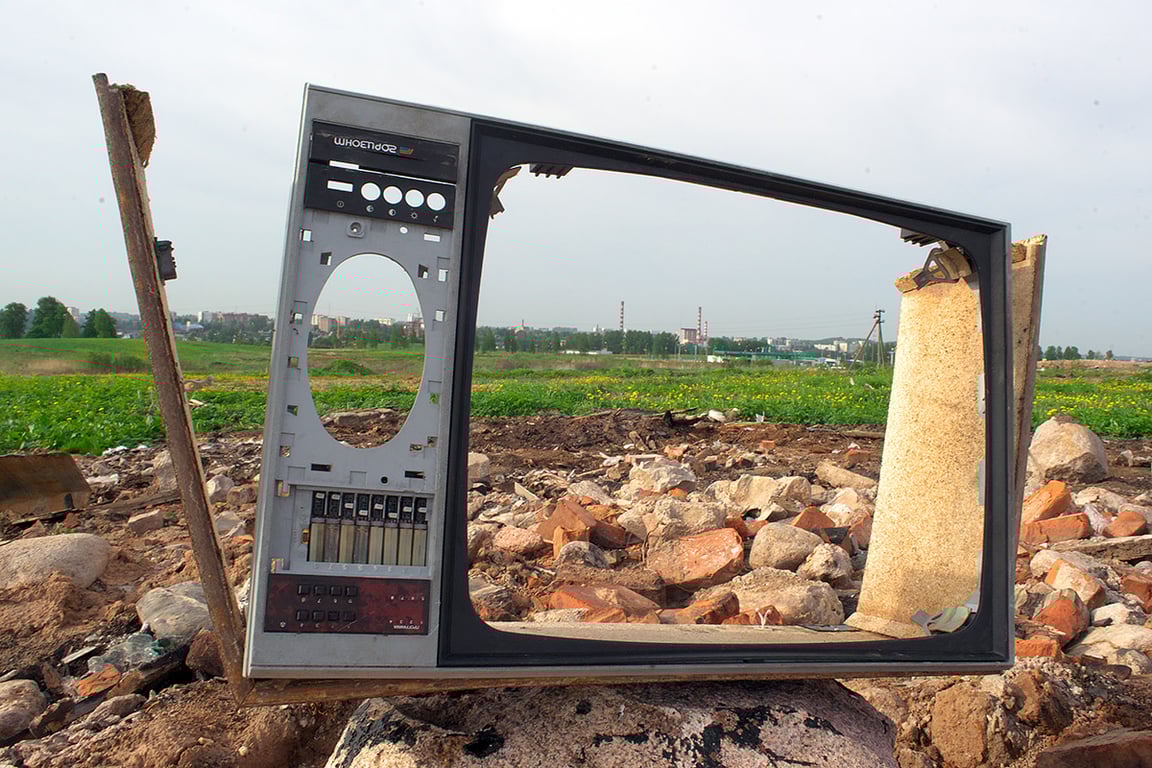 Корпус от старого телевизора на месте снесенной деревни Павловичи, 2013 год. Фото Сергея Серебро