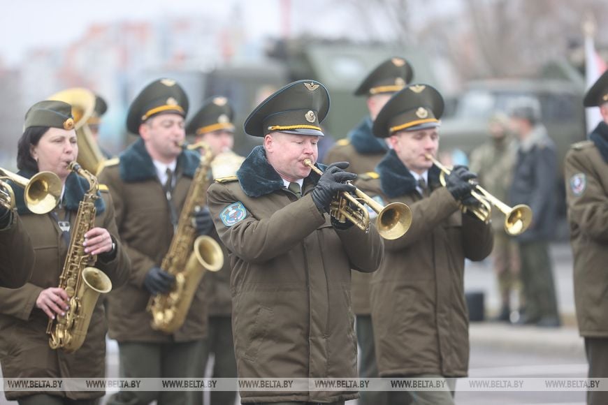 Показываем выступление десантников в Бресте у Ледового дворца