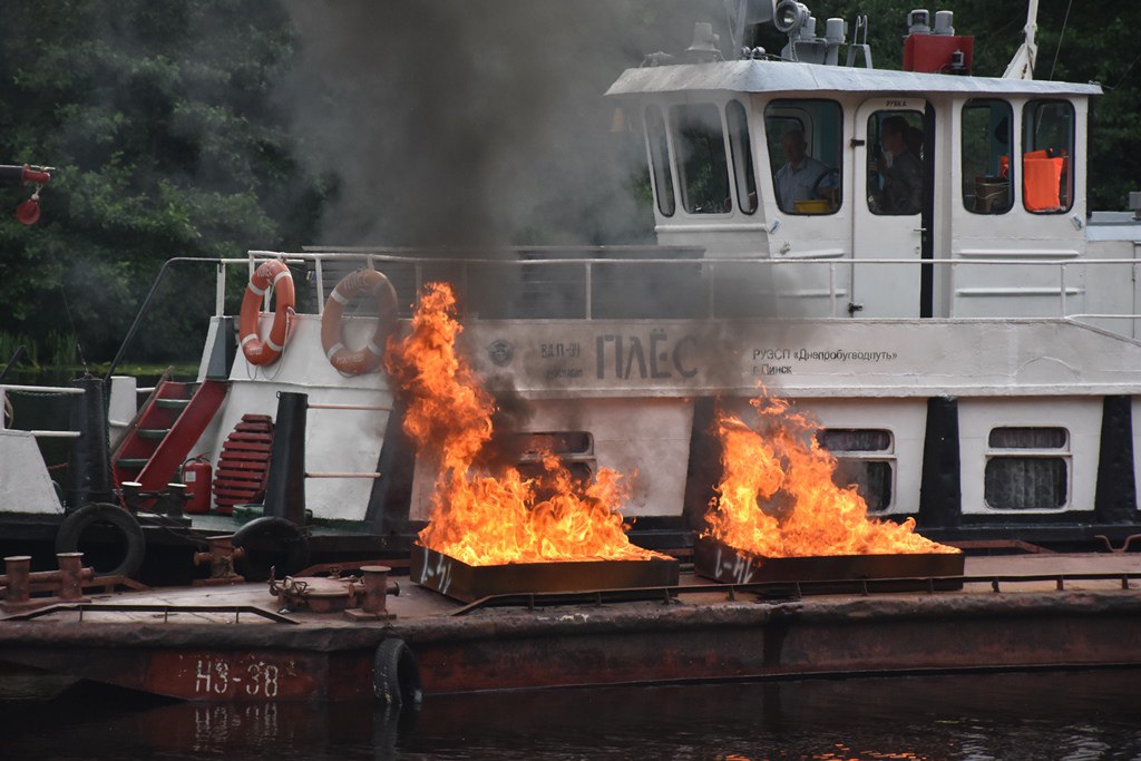 Показательные выступления МЧС в Бресте. Видео и фото