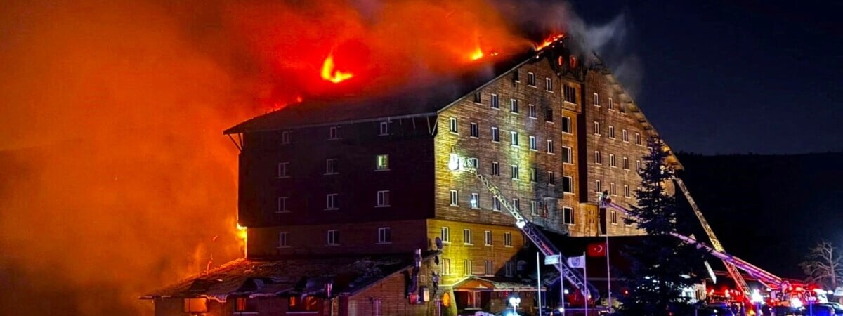 В деревянном отеле на курорте в Турции вспыхнул пожар — погибло 66 человек — Видео