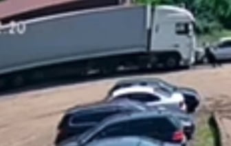 Дальнобойщик погиб под покатившейся фурой в Бобруйске